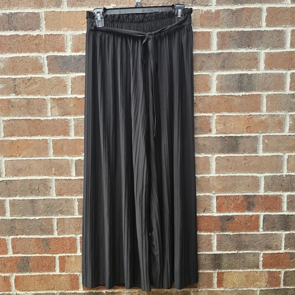 Jon & Anna Black Pleated Wide Leg Pants Women’s Medium Elastic Waist Casual
